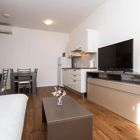 Apartments Crnekovic Tomislava 8A Baska  Exterior photo