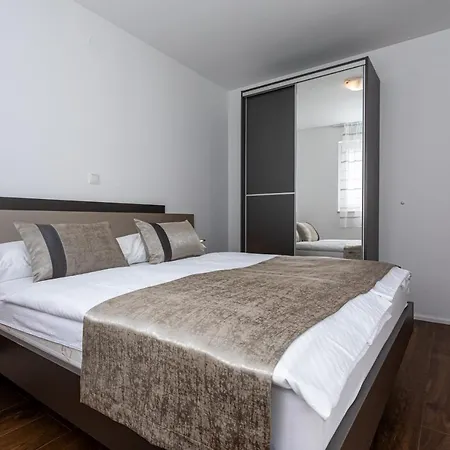 Apartments Crnekovic Tomislava 8A Baska  Exterior photo