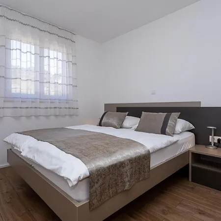 Apartments Crnekovic Tomislava 8A Baska  Exterior photo