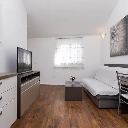 Apartments Crnekovic Tomislava 8A Baska  Exterior photo