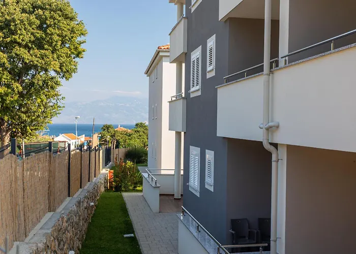 Apartments Crnekovic Tomislava 8A