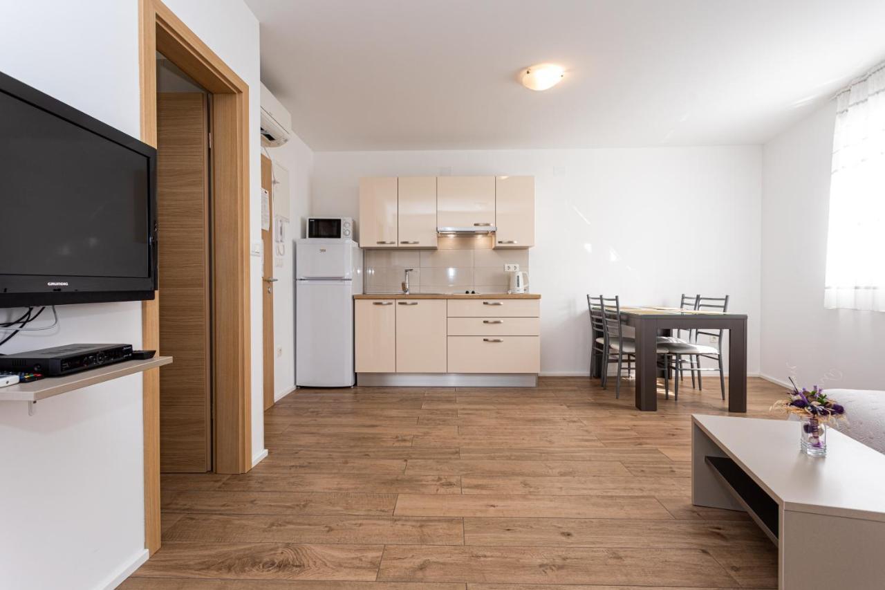 Apartment Crnekovic Tomislava 8a *