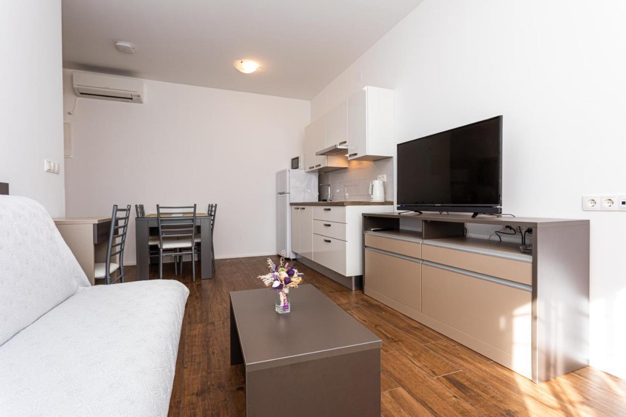 Apartment Crnekovic Tomislava 8a *