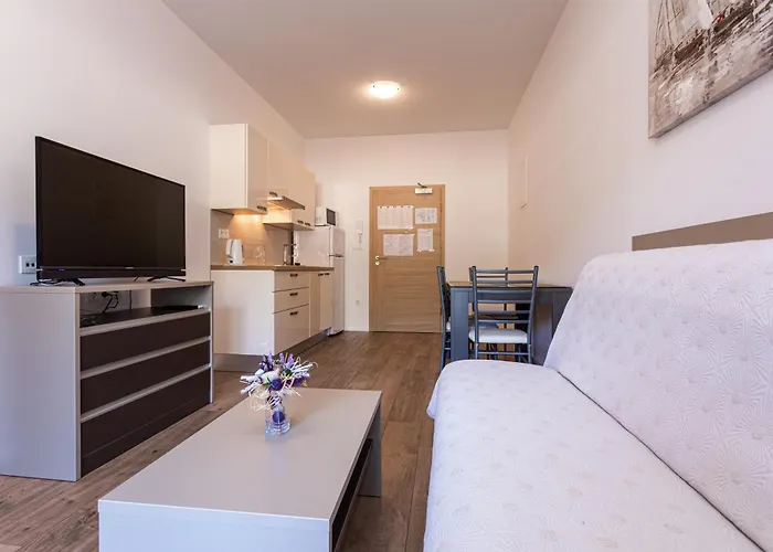 Apartments Crnekovic Tomislava 8A