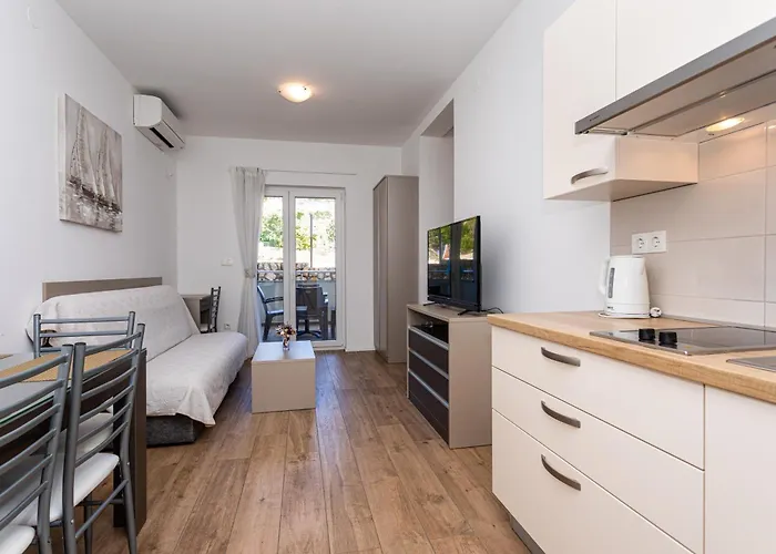 Apartments Crnekovic Tomislava 8A